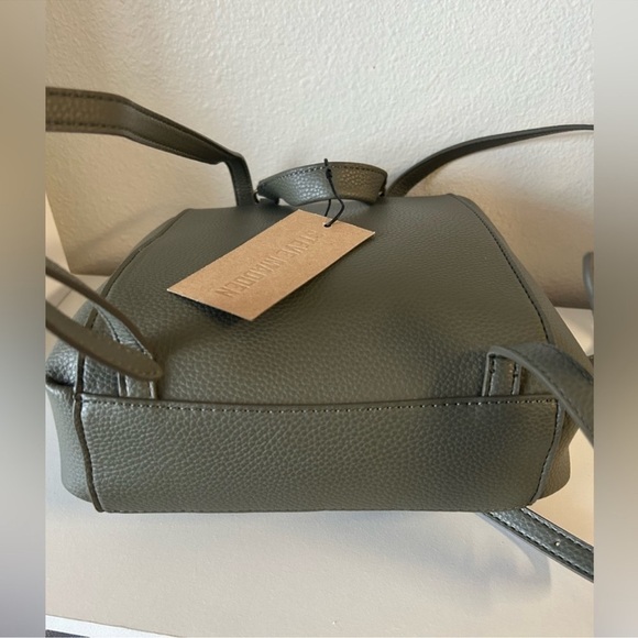 BIN046.9 NWT Steve Madden Olive Green Backpack - Picture 3 of 5